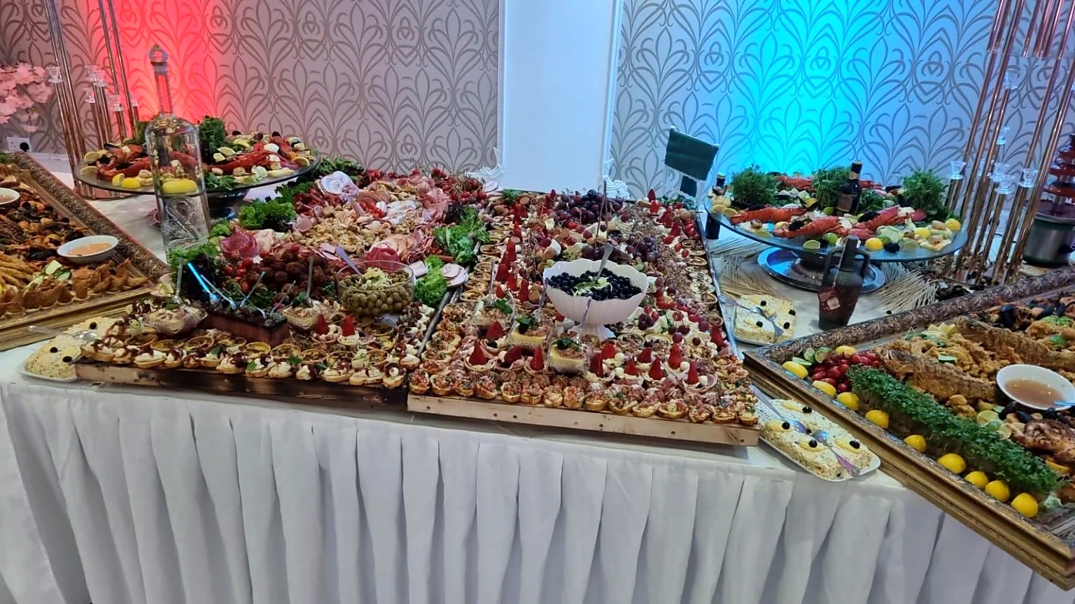 Bufet festiv decorat, cu aperitive și fructe de mare