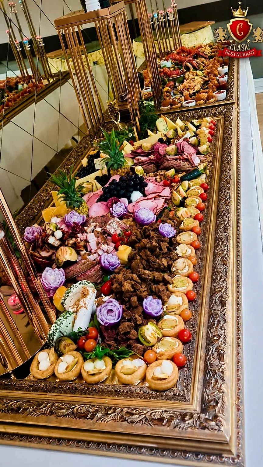 Bufet servit pe un platou cu ramă aurie ornamentată
