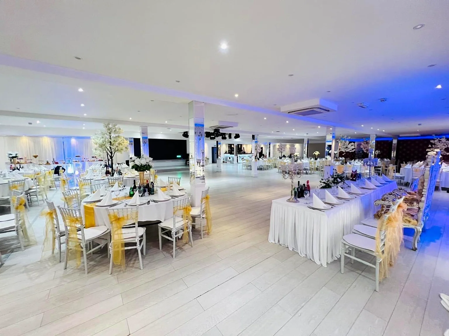 Vedere panoramică a sălii de evenimente Clasic, cu mese decorate și ring de dans