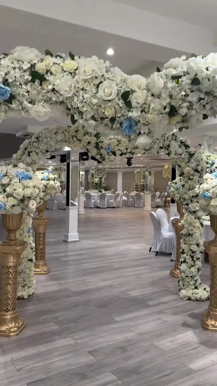 Arcadă florală albă de nuntă și sala de evenimente
