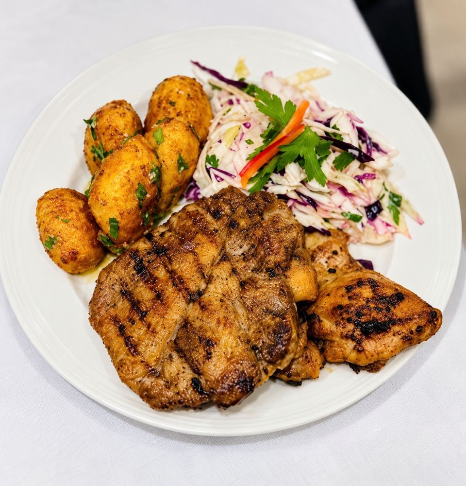 Ceafă de porc și pulpă de pui la grătar, cu cartofi țărănești și salată de varză