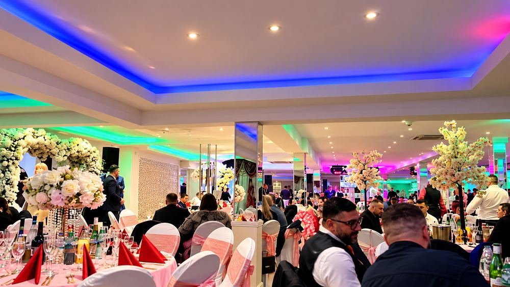 Sala Clasic Restaurant plină de invitați, cu lumini colorate și aranjamente florale